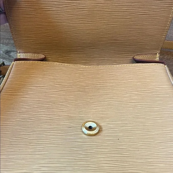 Women's Saddle Crossbody Bag in Mustard Yellow - Picture 3 of 5